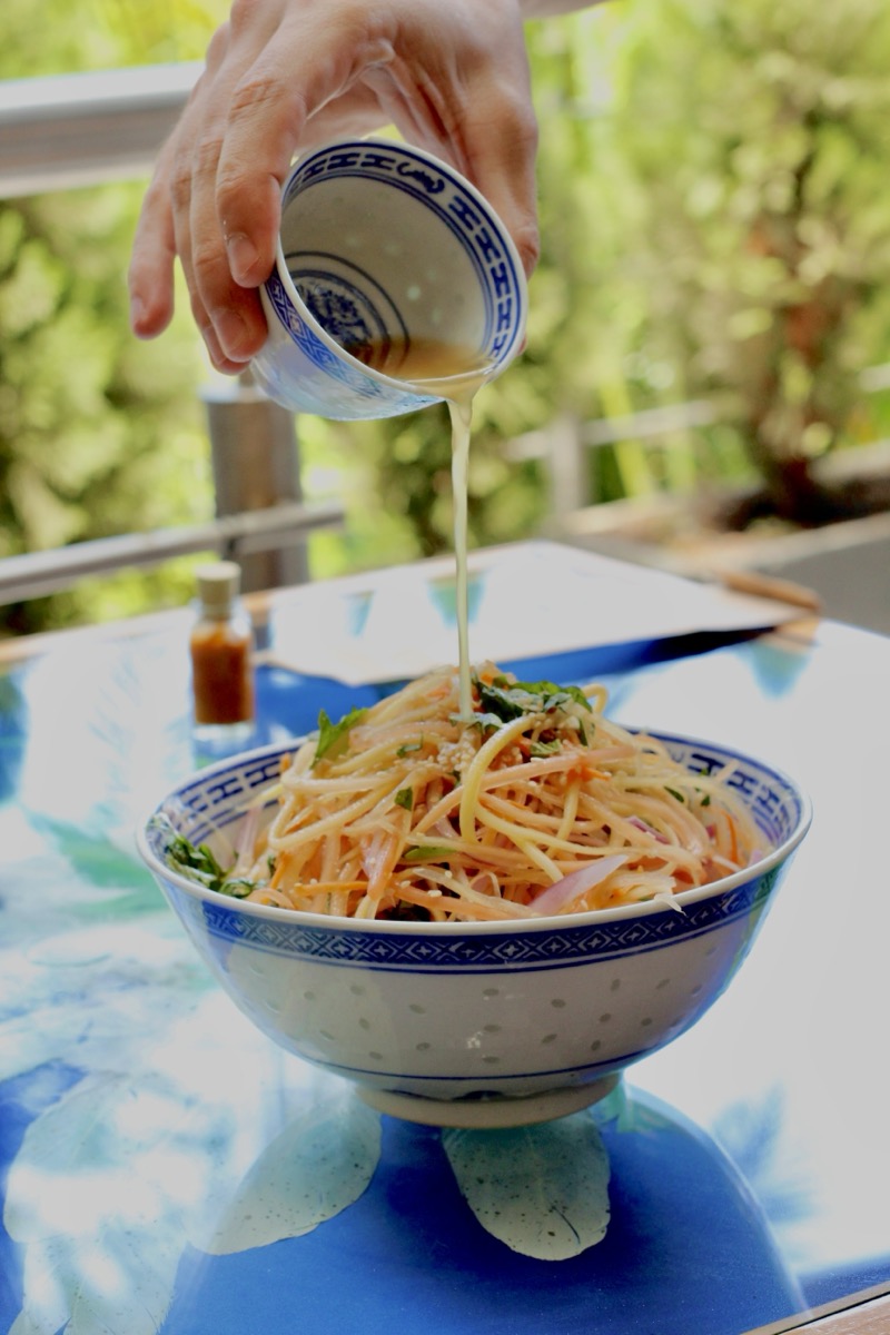Ensalada vietnamita preparada en Hoi An Restaurante